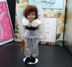 11" LATE 1940S - 50S  HARD PLASTIC BRUNETTE PILGRIM DOLL, OUTFIT, BOOTS